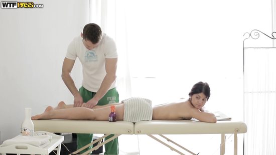 Массажист нежно ласкает клиентку и трахает ее мокрую вагину