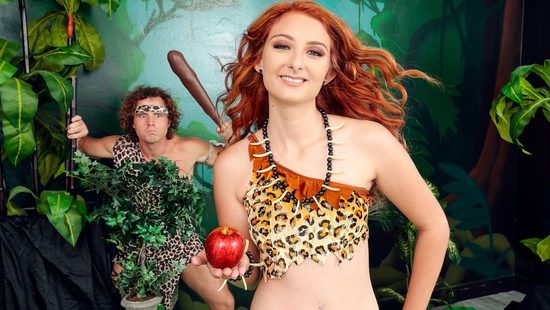 Пара актеров изображает первобытный секс перед режиссером