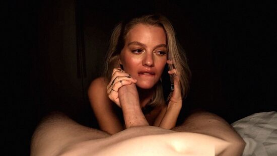 Вот так она смотрит аниме с подругой